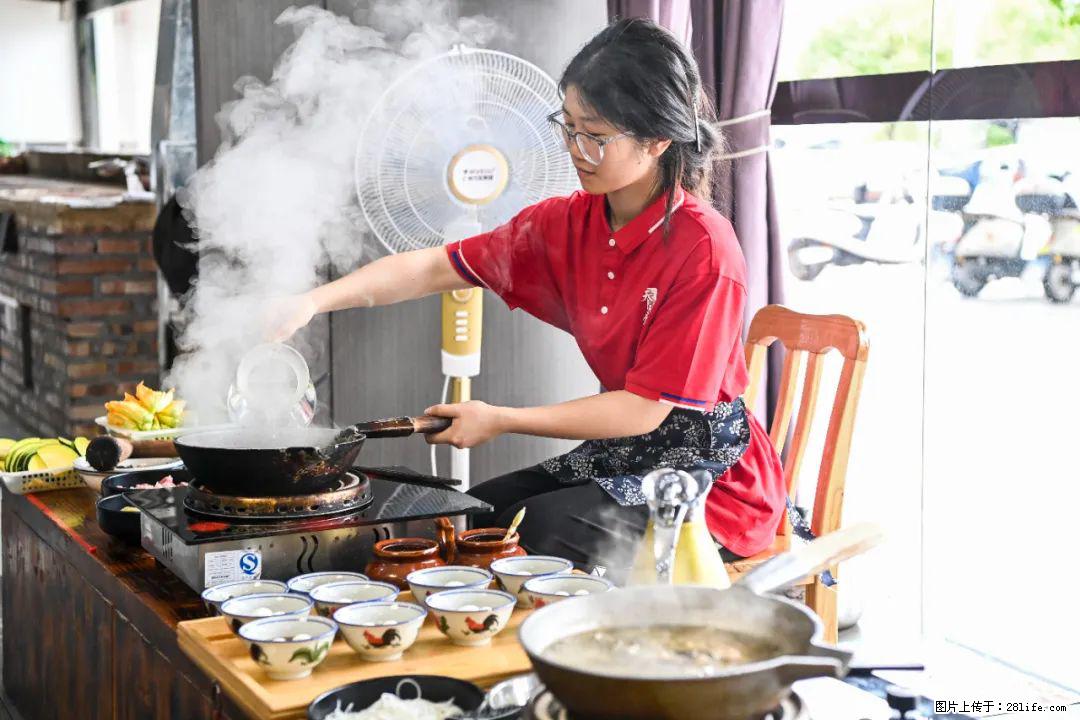 全网追的“扁担女孩”，找了一份暑假工，时薪12元 - 三门峡生活资讯 - 三门峡28生活网 smx.28life.net